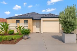 Stylish Queens Park Stay Close to Perth Airport - 2