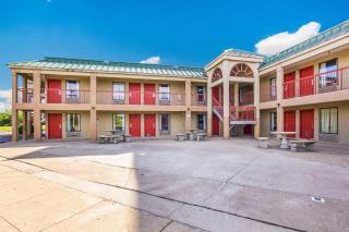Econo Lodge Inn & Suites I-65 - 7