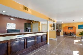 Econo Lodge Inn & Suites I-65 - 4