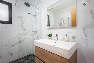 Luxury Pool View 3BR 2BA, 5-min to TGV, Elevator - 1