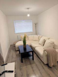 Modern 3 Bed with 3 Baths and Parking, Near Centre - 0