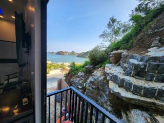 Sunrise Ocean Hotel & Rooftop Bar - 1