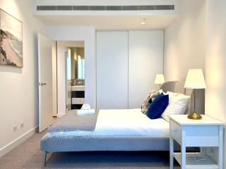 Brand New Luxurious 50th-Floor Ritz-Carlton Tower Apartment with Panoramic Garden Views - 9