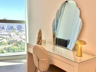 Brand New Luxurious 50th-Floor Ritz-Carlton Tower Apartment with Panoramic Garden Views - 2