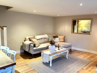 Charming Grade 2 Cottage w/ Garden in Warminster - 2