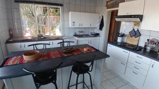 John-Lou's One-bedroom Apartment - 8