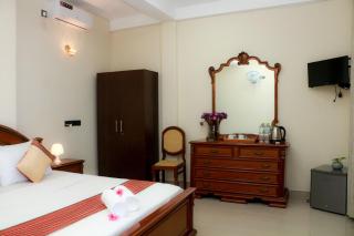Queens Beach Hotel - 2
