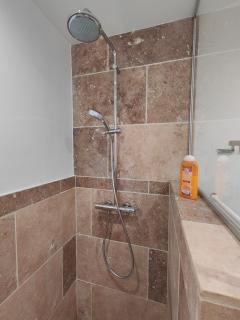 Chambre avec salle d'eau privée - 1