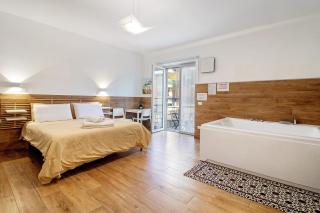 Jacuzzi - Il Centro Luxury Suites - 0