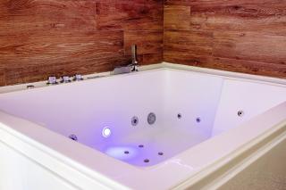 Jacuzzi - Il Centro Luxury Suites - 9