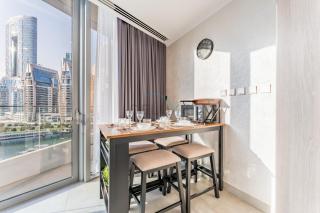Stunning Marina View, Near the Tram and Marina Mall, Minutes Away from Ain Dubai and JBR Beach, Stella Maris, Dubai Marina by Deluxe Holiday Homes - 4