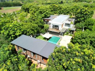 Nhà Bên Đồi - The Hill House - 1