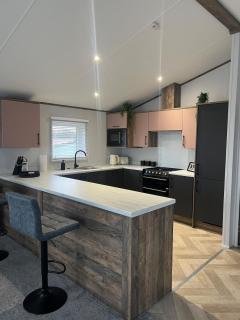 NEW 2025 Modern 3Bedrooms Lodge Walk to Beach - 9