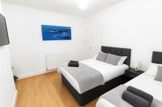 Modern 3-Bed Home Parking-15min to Central London - 7