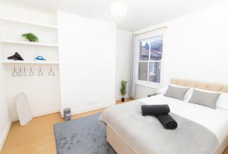 Modern 3-Bed Home Parking-15min to Central London - 4