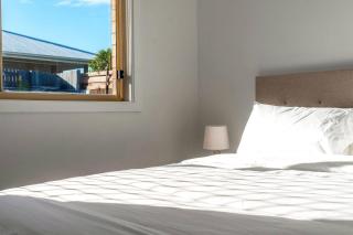 Theme Park Retreat - Sunlit Stillness by the Pool - 7