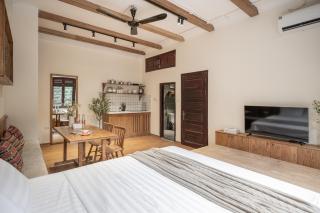 Brown Villa with Rooftop Pool - Free Laundry - Near Old Quarter - 1