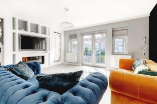 4-BR House Near-Harry Potter-SkyStudios1-Family & Work Stays - 4