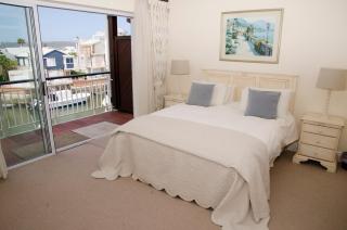 Lagoon View 2BR Getaway Perfect for Relaxation - 3