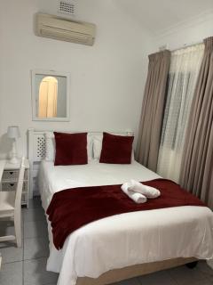 The Sandalwood Self-Catering Accommodation - 8