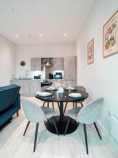 Leeds Victoria Riverside River View Apartments - 7