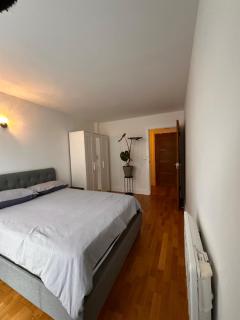 Modern 1-Bed Retreat, Close to Central London - 2