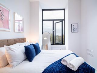 Leeds Victoria Riverside River View Apartments - 0