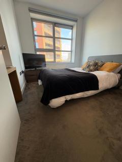 Cozy and Spacious Central London Stay in Canary Wharf with a City View & a Private Bathroom - 4