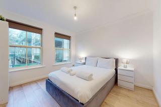 Stunning Central London 4-Bed Home Steps from Gym, Iconic Pool and Spa - 1