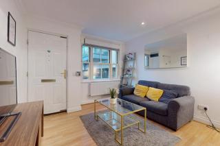 Stunning Central London 4-Bed Home Steps from Gym, Iconic Pool and Spa - 4