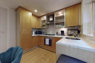 Stunning Central London 4-Bed Home Steps from Gym, Iconic Pool and Spa - 3