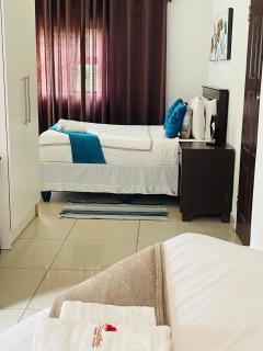 Real Favour Suites Guest House - 0