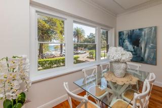 3 Bed Beachfront Apartment Steps to Ferry & Beach - 1