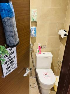 Only female ladies only Private room shared bathroom of a residential tower vs pool view & downtown view & pv rooftop parking minimum staying of 5 nights - 5