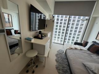 Only female ladies only Private room shared bathroom of a residential tower vs pool view & downtown view & pv rooftop parking minimum staying of 5 nights - 7