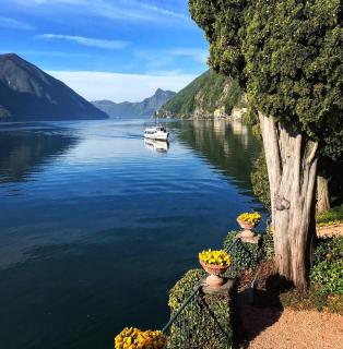 Lakefront with garden - 5