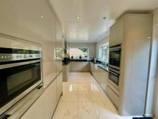 Family-Game room-Sleeps 10-Parking-Pets-Bbq - 4