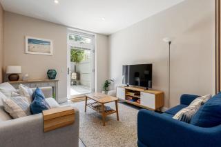 SOUTHBOURNE SHORE by BOURNECOAST - A Perfectly Positioned Flat Near the Sandy Beaches with a Patio Garden and Parking - FM10681 - 0