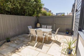 SOUTHBOURNE SHORE by BOURNECOAST - A Perfectly Positioned Flat Near the Sandy Beaches with a Patio Garden and Parking - FM10681 - 1