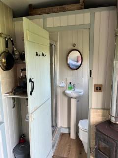 Cobbe Place Farm Shepherds Hut - 4