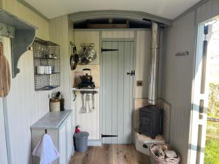 Cobbe Place Farm Shepherds Hut - 3