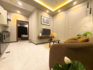 1BR Skyline-Framed Balcony for Golden-Hour View - 5