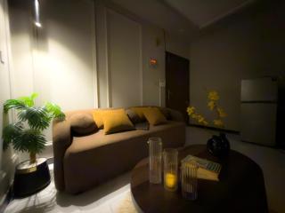 1BR Skyline-Framed Balcony for Golden-Hour View - 6