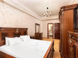 Downtown Yerevan Grand Stay - 3 Bedrooms & 2 bathrooms,200 SQM - 6