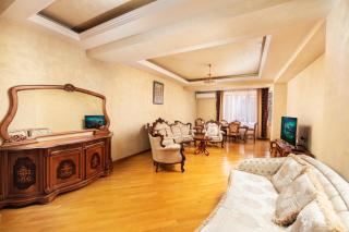 Downtown Yerevan Grand Stay - 3 Bedrooms & 2 bathrooms,200 SQM - 9