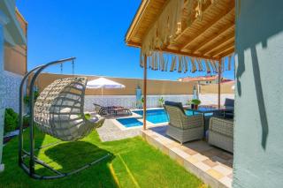 OZBİ 2-Villa with Ootdoor Heated Pool for 4 People in Fethiye - 3