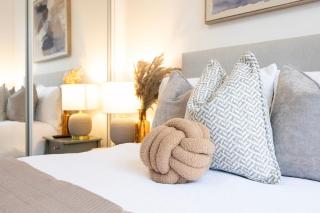 Modern 1BR Apt - Sleeps 4 - Parking - Balcony - 2