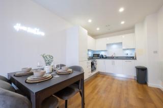 Modern 1BR Apt - Sleeps 4 - Parking - Balcony - 1