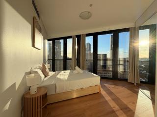 KozyGuru | China Town | Stylish City-View Retreat - 6