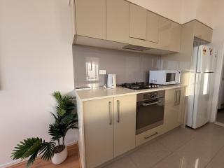 KozyGuru | China Town | Stylish City-View Retreat - 3